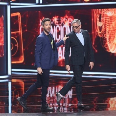 Roberto Leal junto a Boris Izaguirre en la tercera gala de 'La mejor canción jamás cantada'