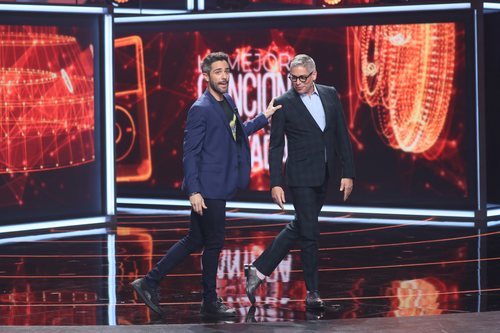 Roberto Leal junto a Boris Izaguirre en la tercera gala de 'La mejor canción jamás cantada'