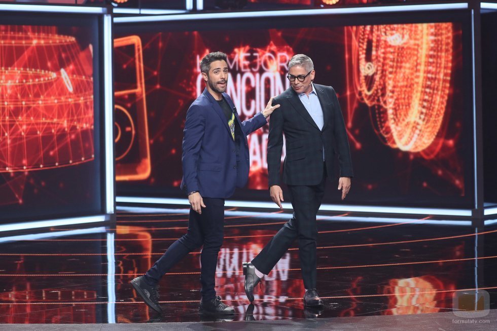 Roberto Leal junto a Boris Izaguirre en la tercera gala de 'La mejor canción jamás cantada'