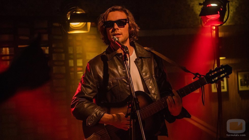 Carlos Cuevas toca la guitarra eléctrica en '45 revoluciones'