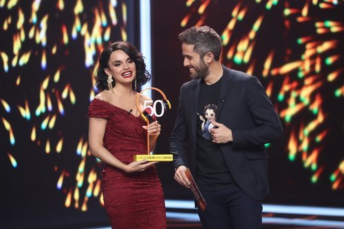 Melody recibiendo el premio en la cuarta gala de 'La mejor canción jamás cantada'