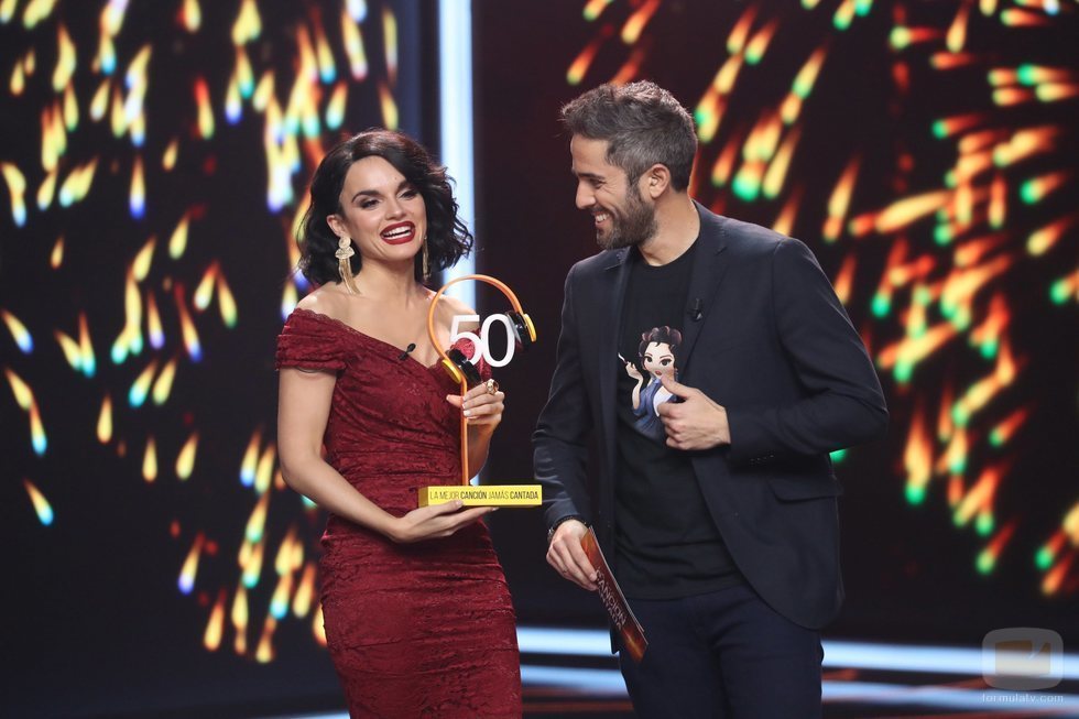 Melody recibiendo el premio en la cuarta gala de 'La mejor canción jamás cantada'