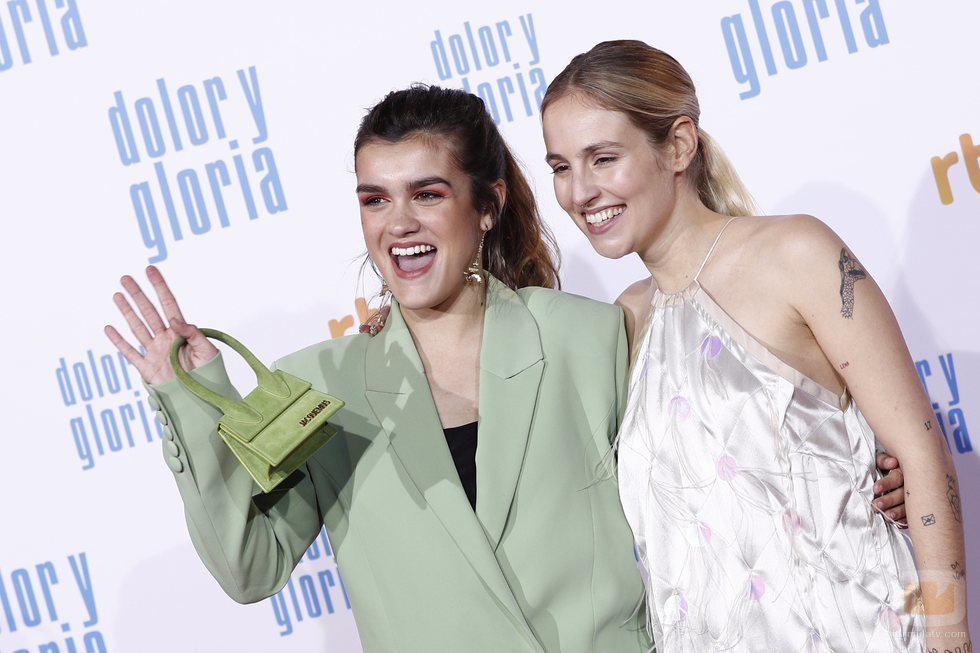 Amaia Romero y María Villar, de 'OT', sonrientes en la premiere de "Dolor y gloria"