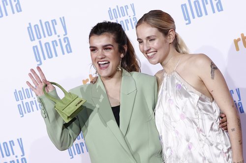 Amaia Romero y María Villar, de 'OT', sonrientes en la premiere de "Dolor y gloria"