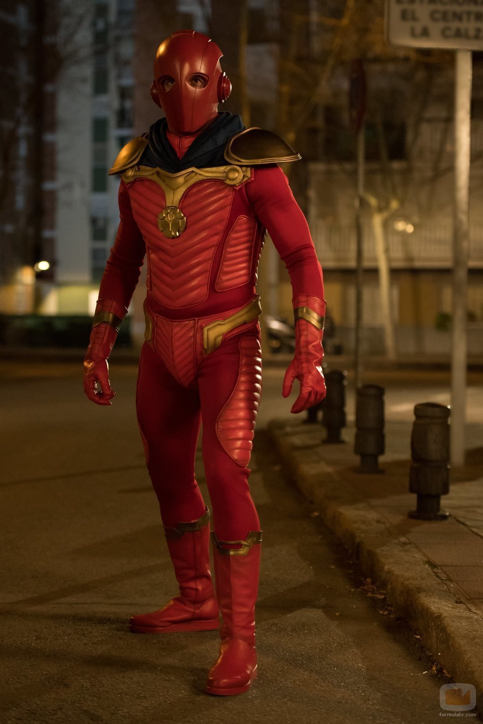 Quim Gutiérrez como Titán, superhéroe protagonista de 'El vecino'