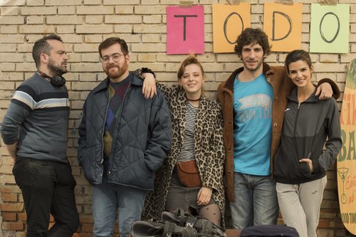 Nacho Vigalondo junto al reparto de 'El vecino'