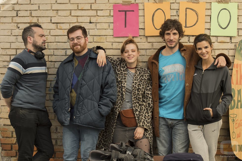 Nacho Vigalondo junto al reparto de 'El vecino'