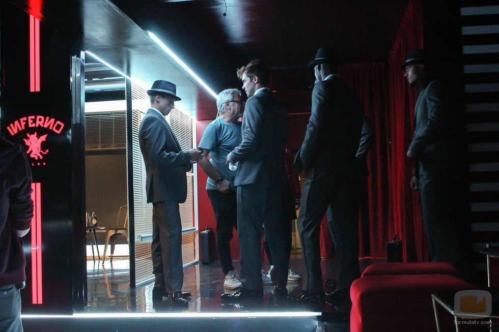 Los protagonistas de 'Toy Boy' interpretan a un grupo de strippers durante el rodaje