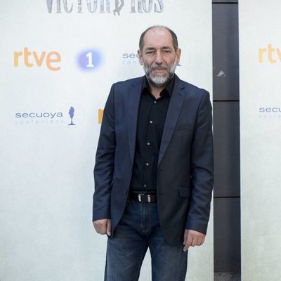 Tomás del Estal posando ante los medios