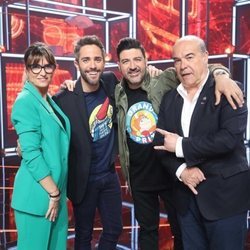 El jurado junto a Roberto Leal posando en la Gala 5 de 'La mejor canción jamás cantada'