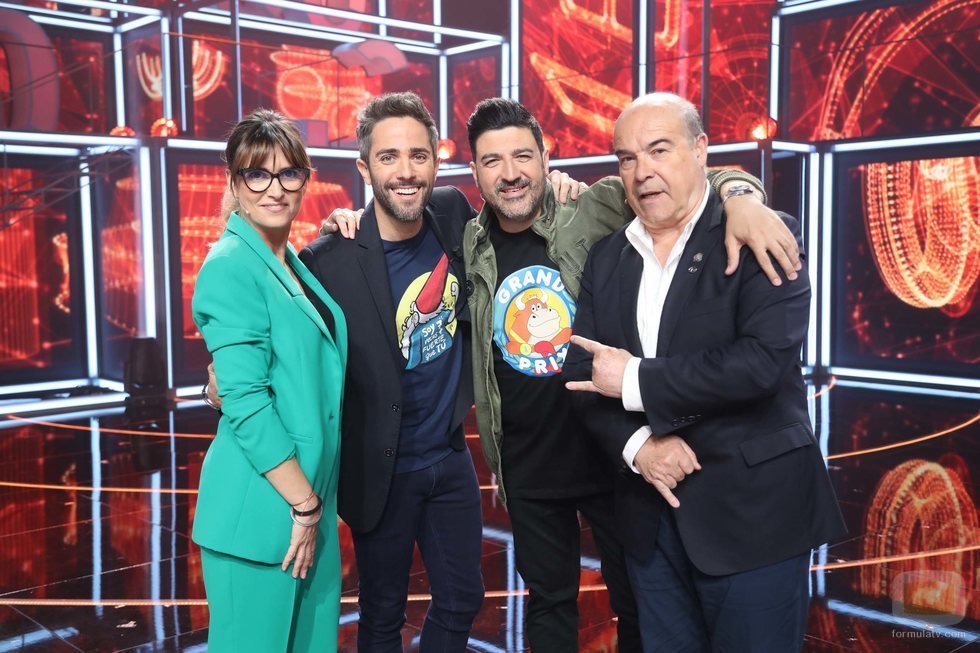 El jurado junto a Roberto Leal posando en la Gala 5 de 'La mejor canción jamás cantada'