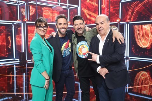El jurado junto a Roberto Leal posando en la Gala 5 de 'La mejor canción jamás cantada'