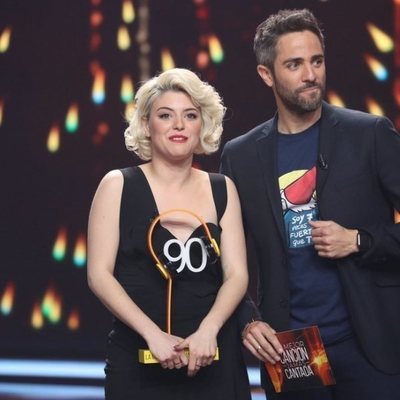 Alba Reche recibe el trofeo de la Gala 5 de 'La mejor canción jamás cantada'