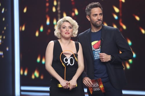 Alba Reche recibe el trofeo de la Gala 5 de 'La mejor canción jamás cantada'