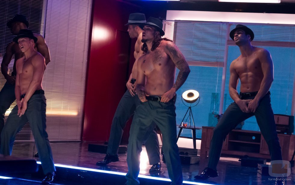 Los strippers de 'Toy Boy' bailando sensualmente durante el rodaje