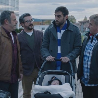 La cuadrilla acompaña a Iñaki mientras pasea con su hijo en la quinta temporada de 'Allí Abajo'