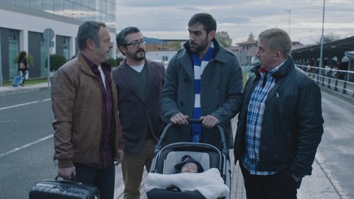 La cuadrilla acompaña a Iñaki mientras pasea con su hijo en la quinta temporada de 'Allí Abajo'