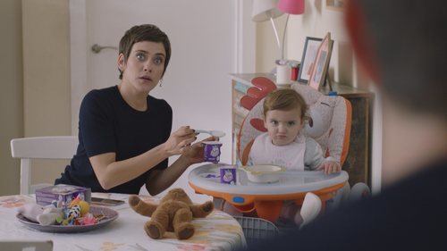 Carmen y Elaia en una escena doméstica de la quinta temporada de 'Allí abajo'