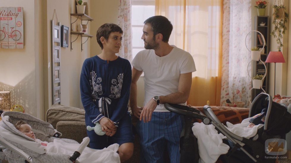 Carmen e Iñaki con sus hijos en la quinta temporada de 'Allí abajo'
