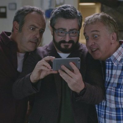 Peio, Koldo y Antxón miran un móvil en la quinta temporada de 'Allí abajo'