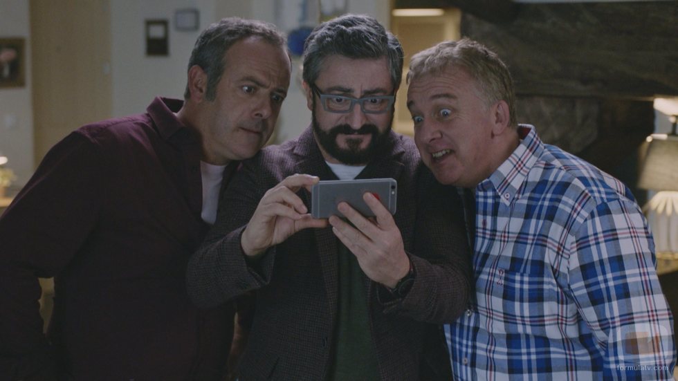 Peio, Koldo y Antxón miran un móvil en la quinta temporada de 'Allí abajo'