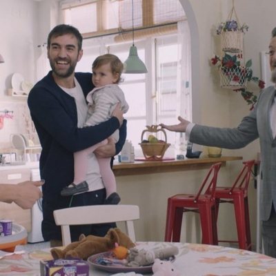Carmen e Iñaki reciben la visita de Benjumea en la quinta temporada de 'Allí abajo'