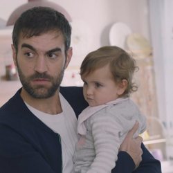 Iñaki de 'Allí abajo' sostiene a su hija Elaia en la quinta temporada