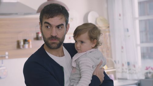 Iñaki de 'Allí abajo' sostiene a su hija Elaia en la quinta temporada