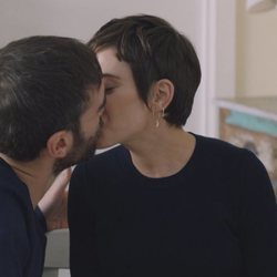 Iñaki y Carmen comparten un beso en la quinta temporada de 'Allí abajo'