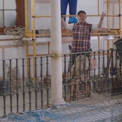 Sabino trabajando en la obra en la temporada quinta de 'Allí abajo'