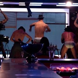 Los strippers de 'Toy Boy' bailando en calzoncillos durante el rodaje de la serie