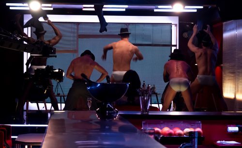 Los strippers de 'Toy Boy' bailando en calzoncillos durante el rodaje de la serie
