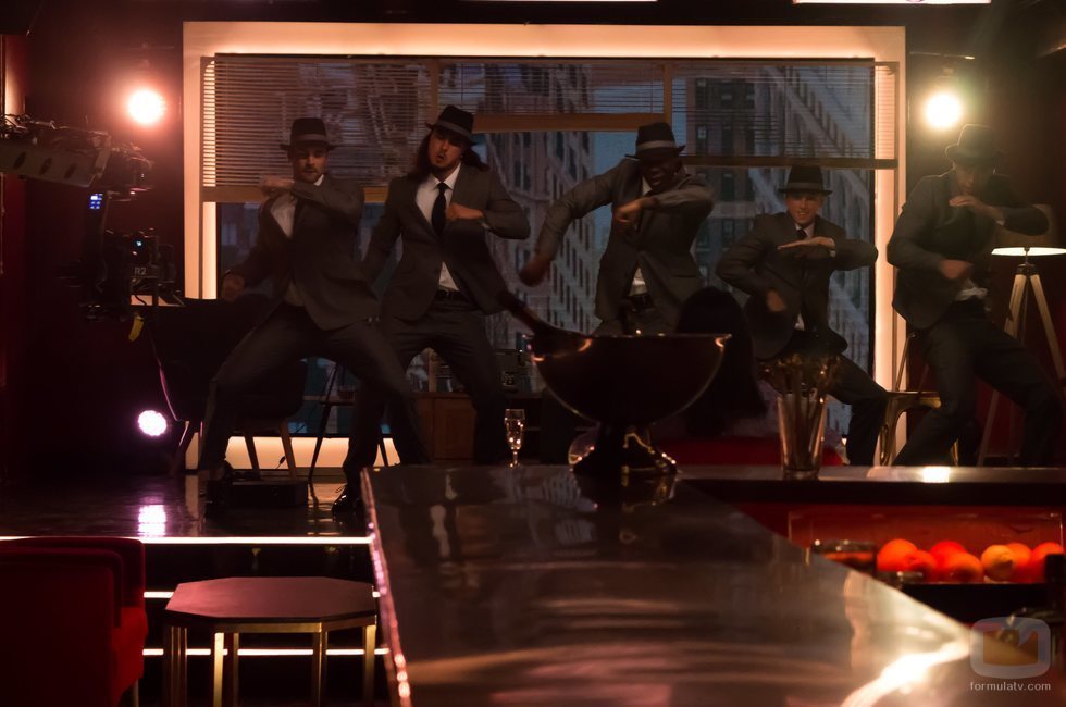Cinco de los strippers de 'Toy Boy' bailando durante el rodaje de la serie