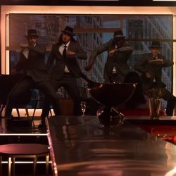 Cinco de los strippers de 'Toy Boy' bailando durante el rodaje de la serie