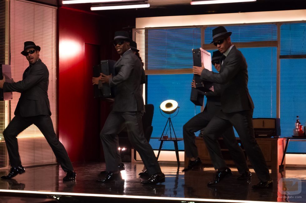 Los bailarines de 'Toy Boy' en el rodaje de la serie