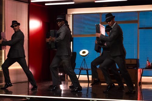 Los bailarines de 'Toy Boy' en el rodaje de la serie