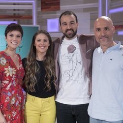 La presentadora Miriam Moreno junto a los colaboradores de 'Saber vivir'