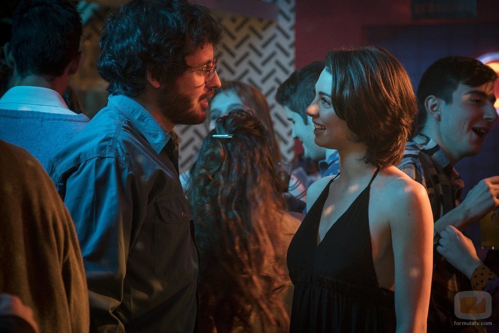 María se encuentra con Salva en una fiesta en 'Cuéntame como pasó'