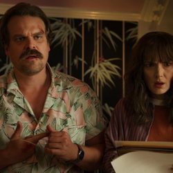 Hopper y Joyce, en la tercera temporada de 'Stranger Things'