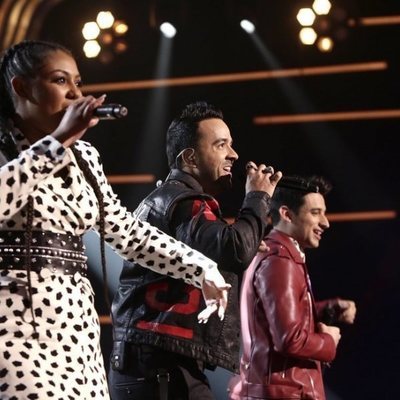 El equipo de Luis Fonsi canta "Échame la culpa" en el primer directo de 'La Voz'