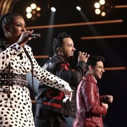 El equipo de Luis Fonsi canta "Échame la culpa" en el primer directo de 'La Voz'