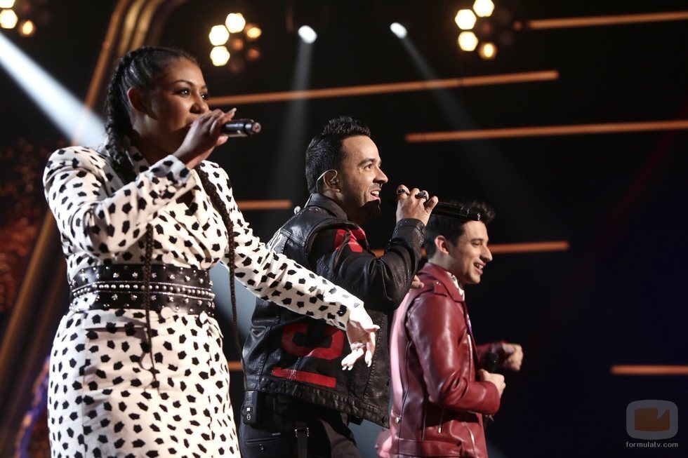 El equipo de Luis Fonsi canta "Échame la culpa" en el primer directo de 'La Voz'