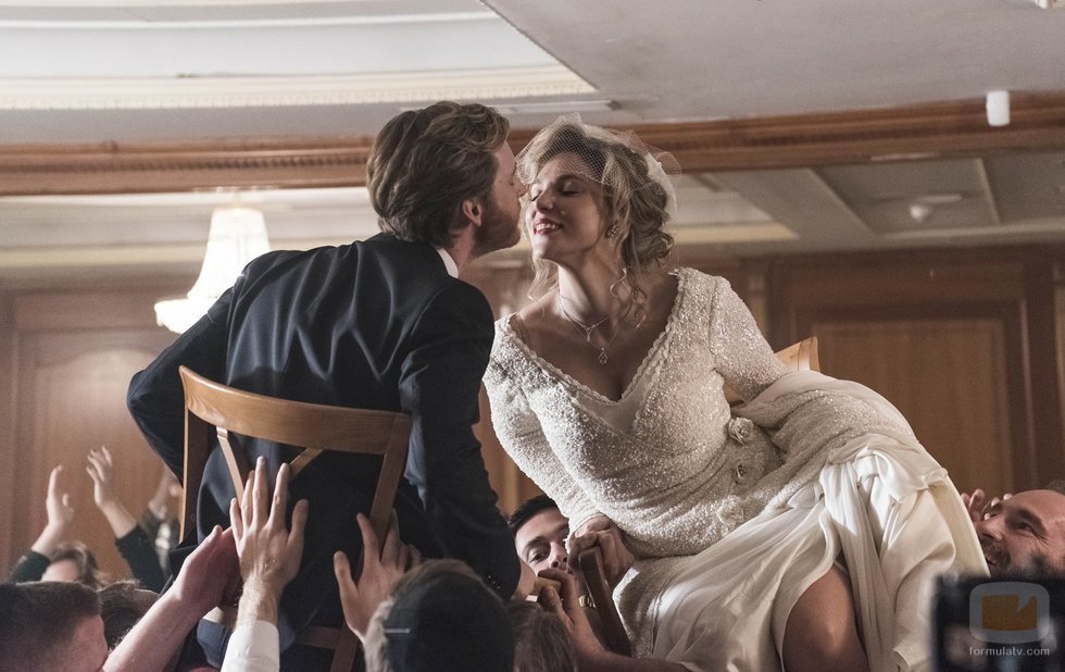 Toni y Deborah se casan en la temporada 20 de 'Cuéntame cómo pasó'