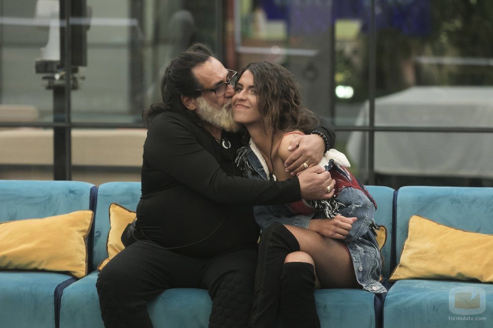 Juan Miguel dando un beso a Sofía Suescun, en la Gala 12 de 'GH Dúo'