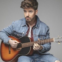 Roi Méndez promociona su disco con una guitarra