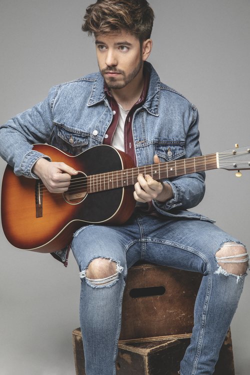 Roi Méndez promociona su disco con una guitarra
