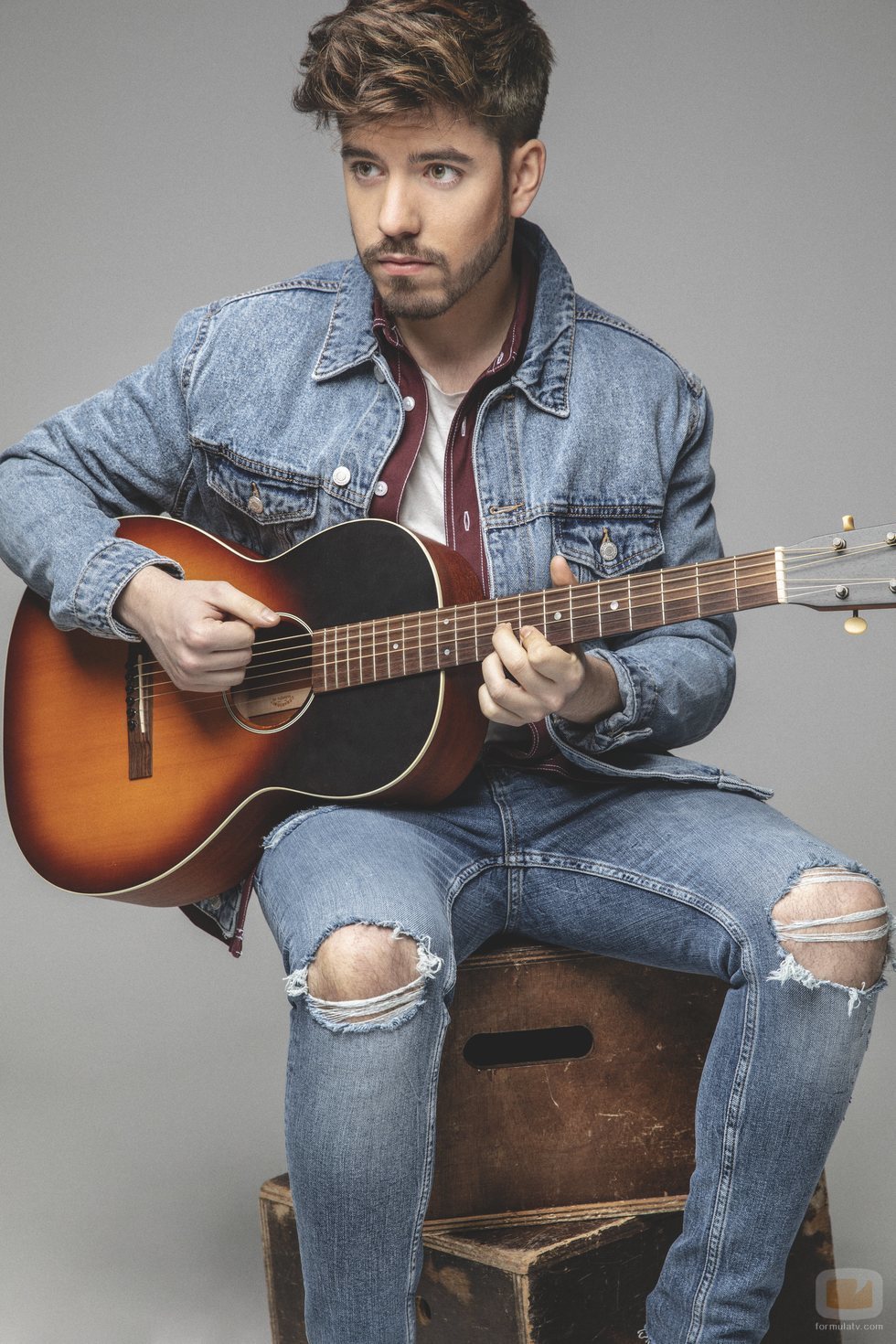 Roi Méndez promociona su disco con una guitarra