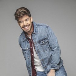 Roi Méndez posa sonriente en la promoción de su disco
