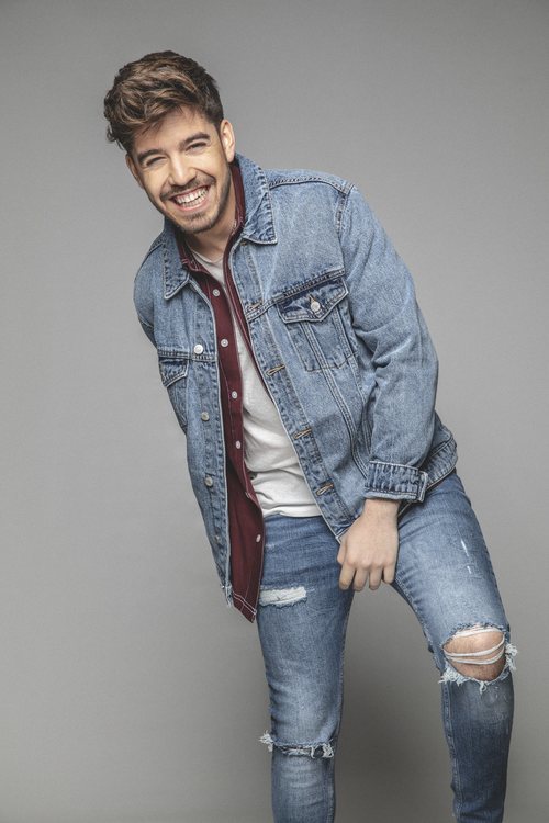 Roi Méndez posa sonriente en la promoción de su disco