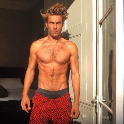 Jon Kortajarena posando semidesnudo y disfrutando del verano